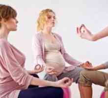 Yoga trimestru gravidă 3