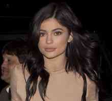 Kylie Jenner a mers pentru o plimbare în „sac fusta-string“