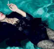 Monica Bellucci înota în piscina în haine