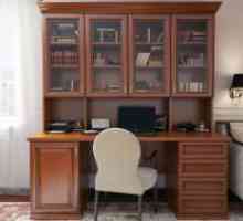 Un birou din lemn masiv