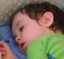 De ce copilul dormea ​​cu ochii jumătate deschis?