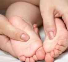 Copilul atrage degetele de pe picioare