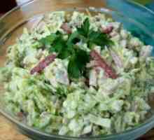 Salata cu varză și cârnați