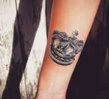 Tatuaj pe coroana ei braț