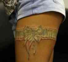 Jartieră tatuaj pe piciorul ei