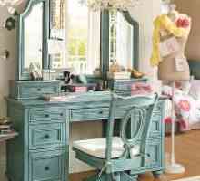 Dressing de masă cu o oglindă în dormitor