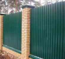Gard cu stâlpi de cărămidă
