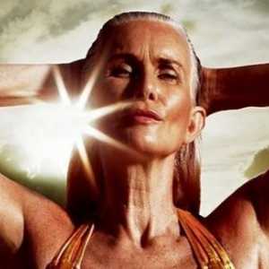 În vârstă de 56 ani Nicola Griffin în bikini pe coperta Sports Illustrated
