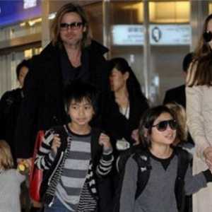 Angelina Jolie și Brad Pitt cu copiii lor plimbat prin Londra și du-te la filme