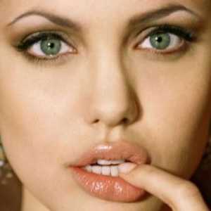 Buzele perfecte ale Angelinei Jolie