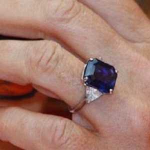 Elizabeth Hurley și Shane Warne - care devine inelul cu un safir?