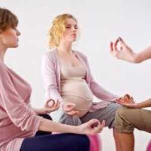 Yoga trimestru gravidă 3
