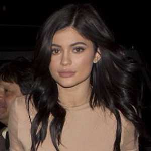 Kylie Jenner a mers pentru o plimbare în „sac fusta-string“