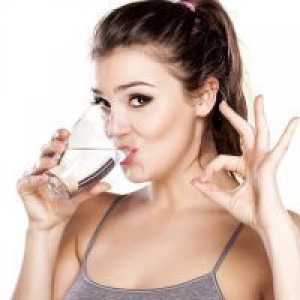 Cum să bea apă pentru a pierde in greutate - 7 reguli
