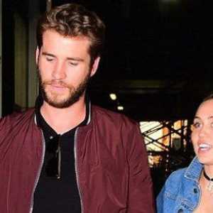 Liam Hemsworth si Miley Cyrus: actorul plictisit cu cantaretul chiar de mers pe jos