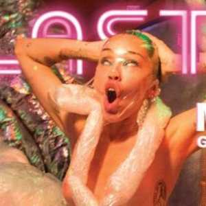 Miley Cyrus a socat fanii Photoshoot provocatoare