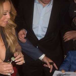Mariah Carey într-o rochie mini-revelator dezgolit sânii ei în public