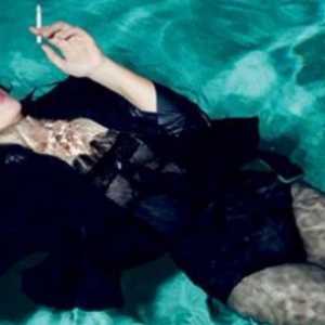 Monica Bellucci înota în piscina în haine