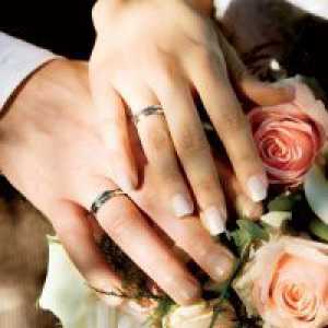 La un deget purta un inel de nunta?