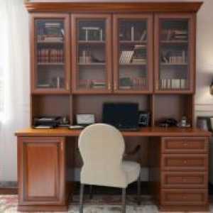 Un birou din lemn masiv