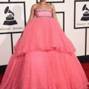 Rihanna rochie pe „Grammy“ în 2015