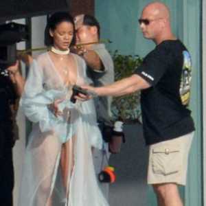 Aproape gol Rihanna lucreaza la un nou videoclip