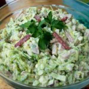 Salata cu varză și cârnați
