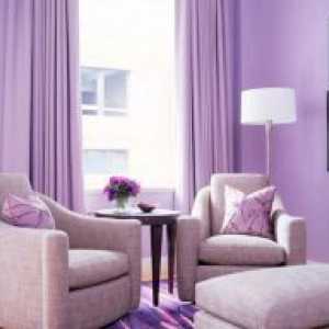 Tapet violet în interior camera de zi