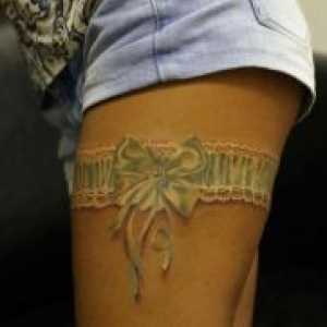 Jartieră tatuaj pe piciorul ei